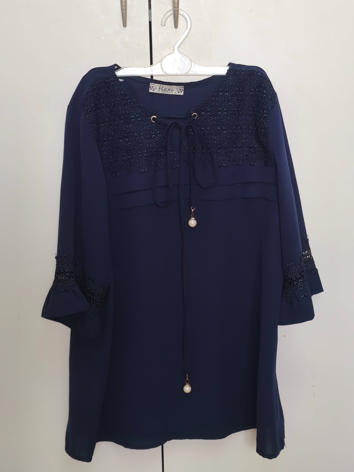 Tunique fluide bleu marine avec dentelle et perles