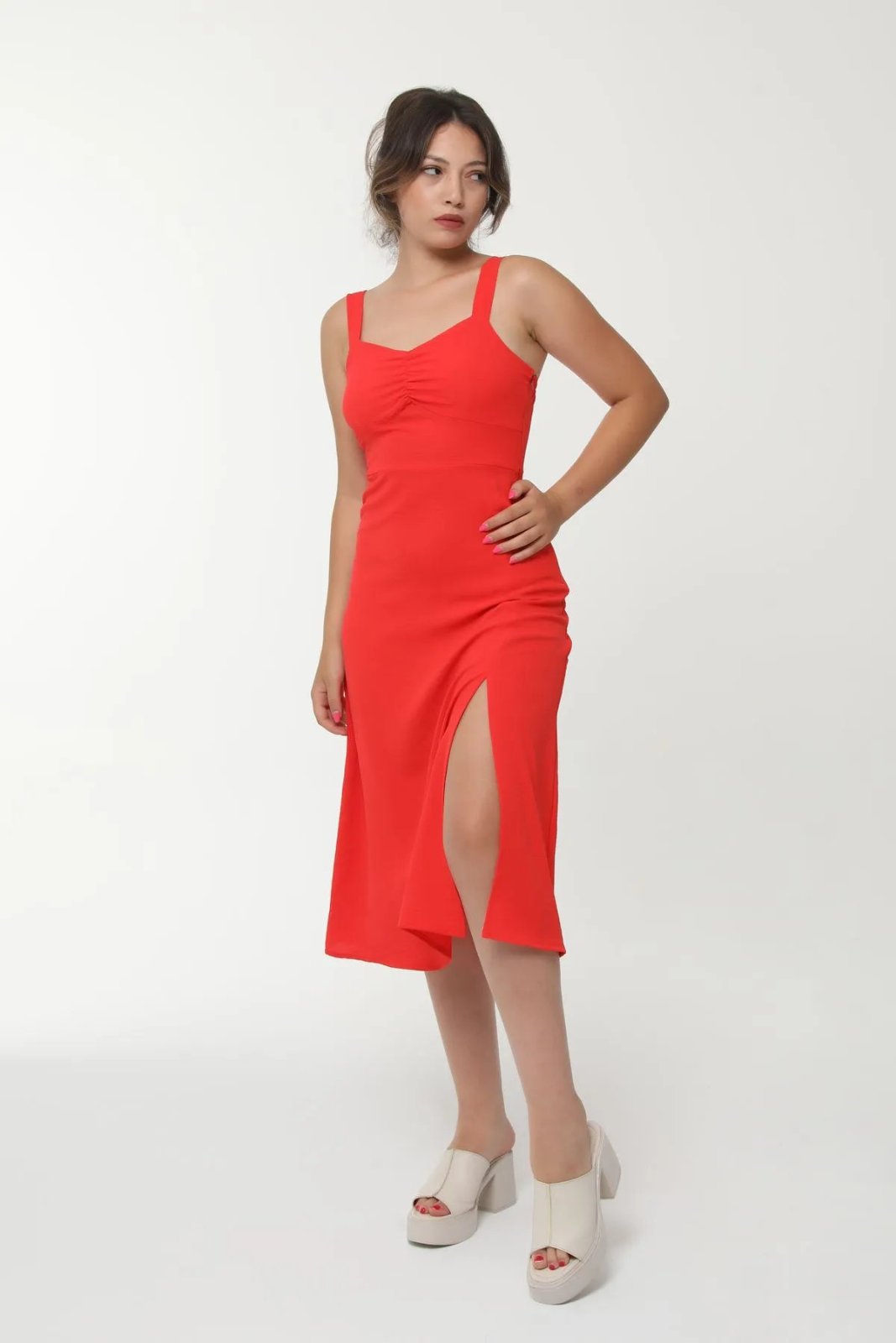 Robe rouge avec fente