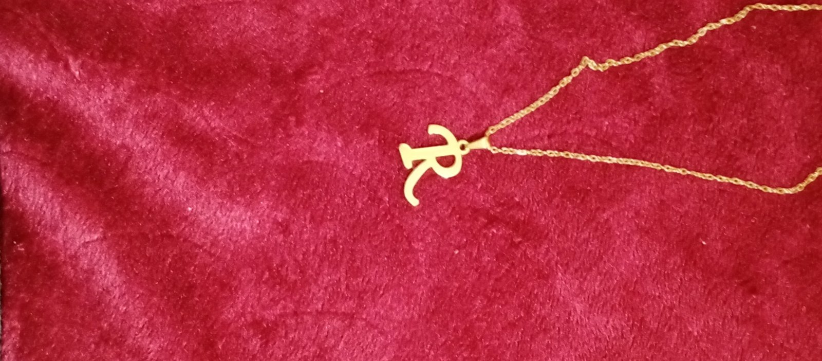 Collier lettre R