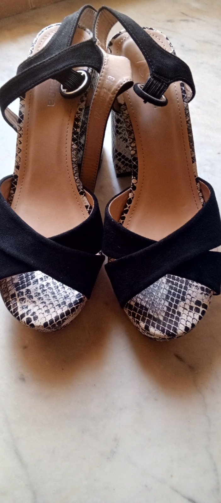 Sandale noir et blanc 