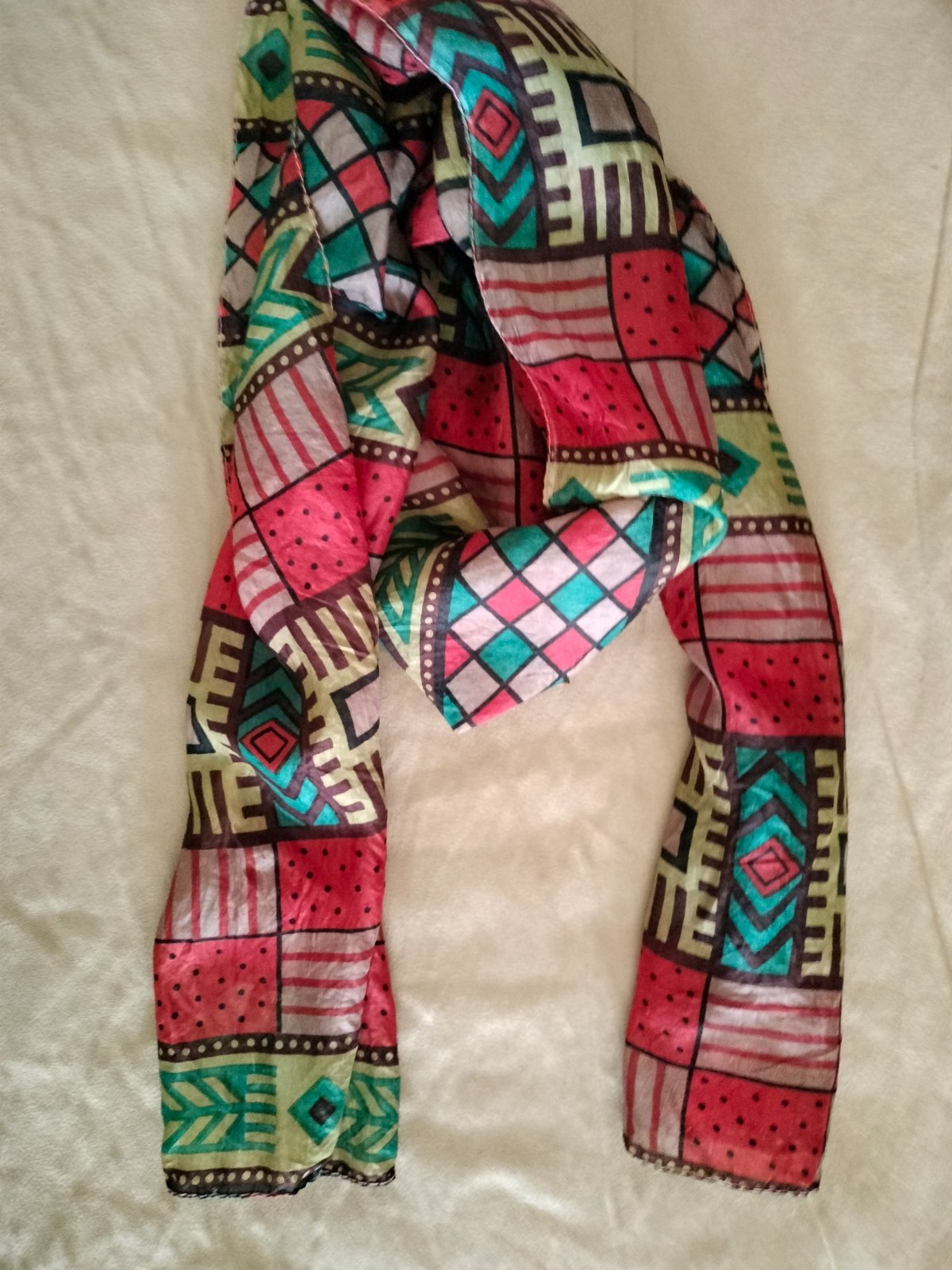 Lot deux écharpe une en💯silk /Soie et la fleurie en Crepe de soie 
