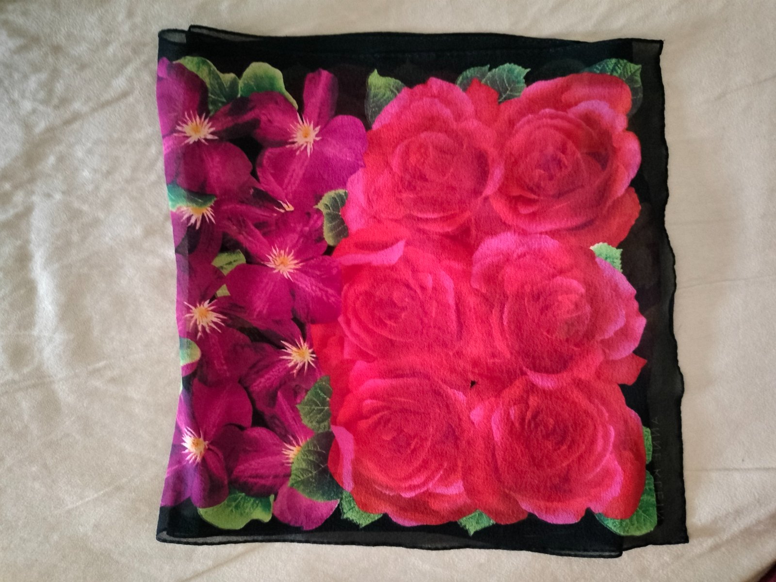 Lot deux écharpe une en💯silk /Soie et la fleurie en Crepe de soie 