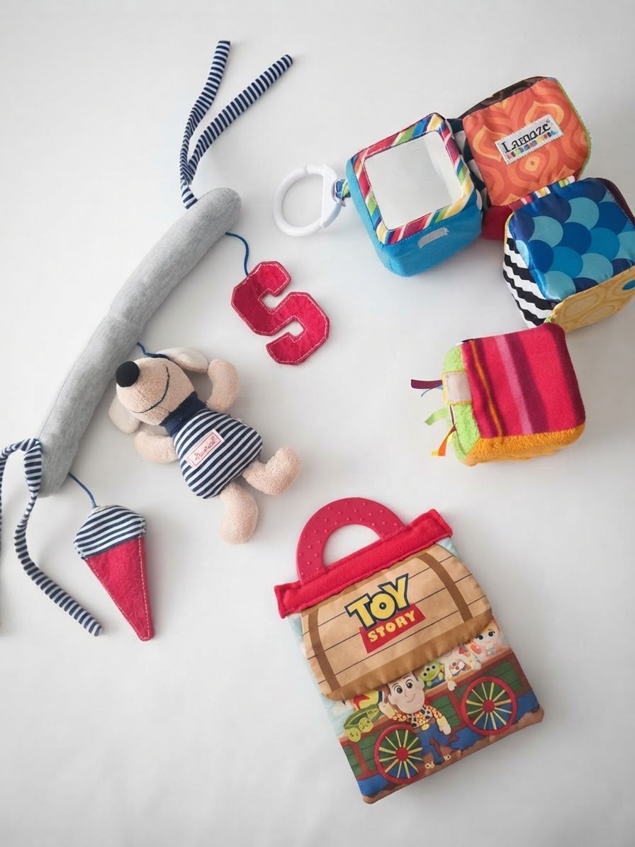 3 jouets sensoriels colorés avec différentes textures au toucher (attache parc ou poussette)