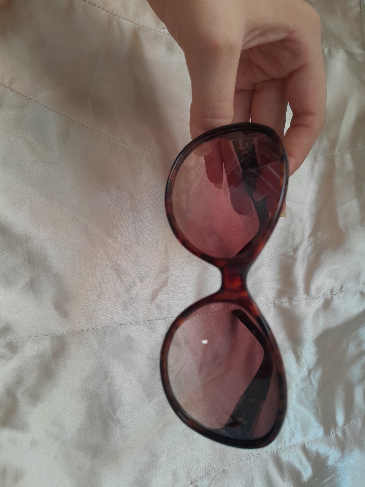 Lunettes de soleil papillon écaille de tortue avec détails bijou