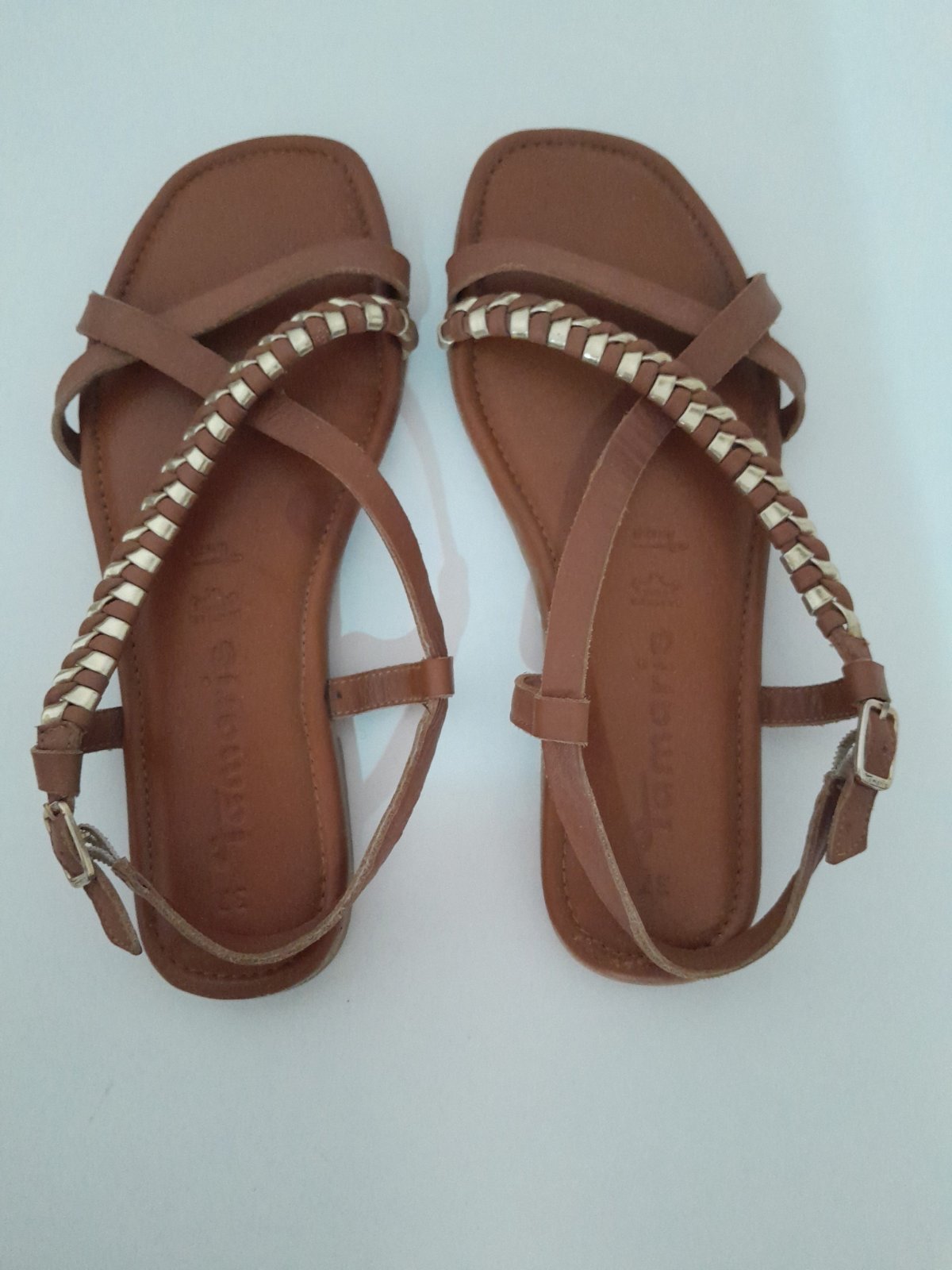Sandales plates en cuir marron et détails dorés 