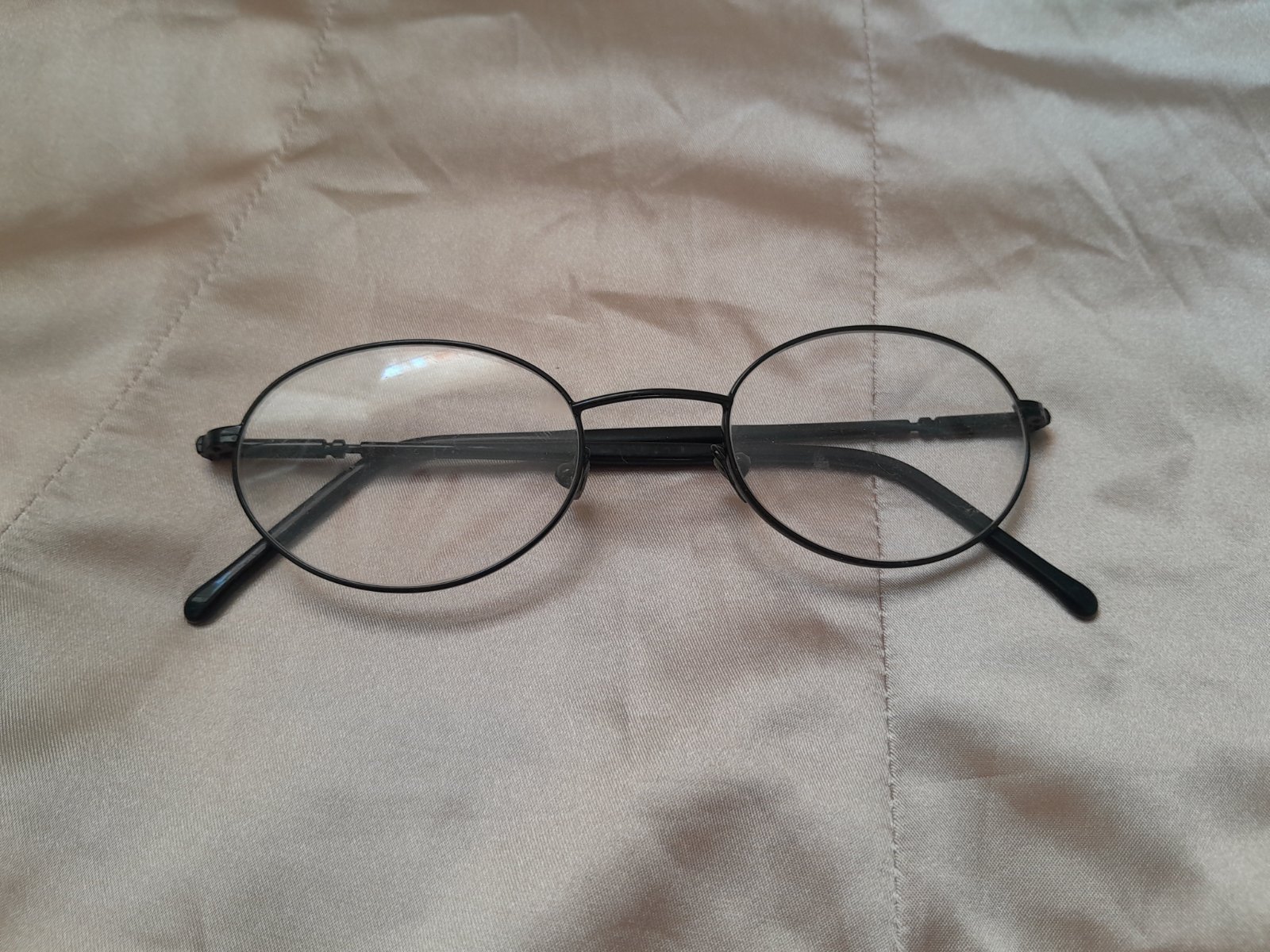 Lunettes ovale minimaliste en métal noir