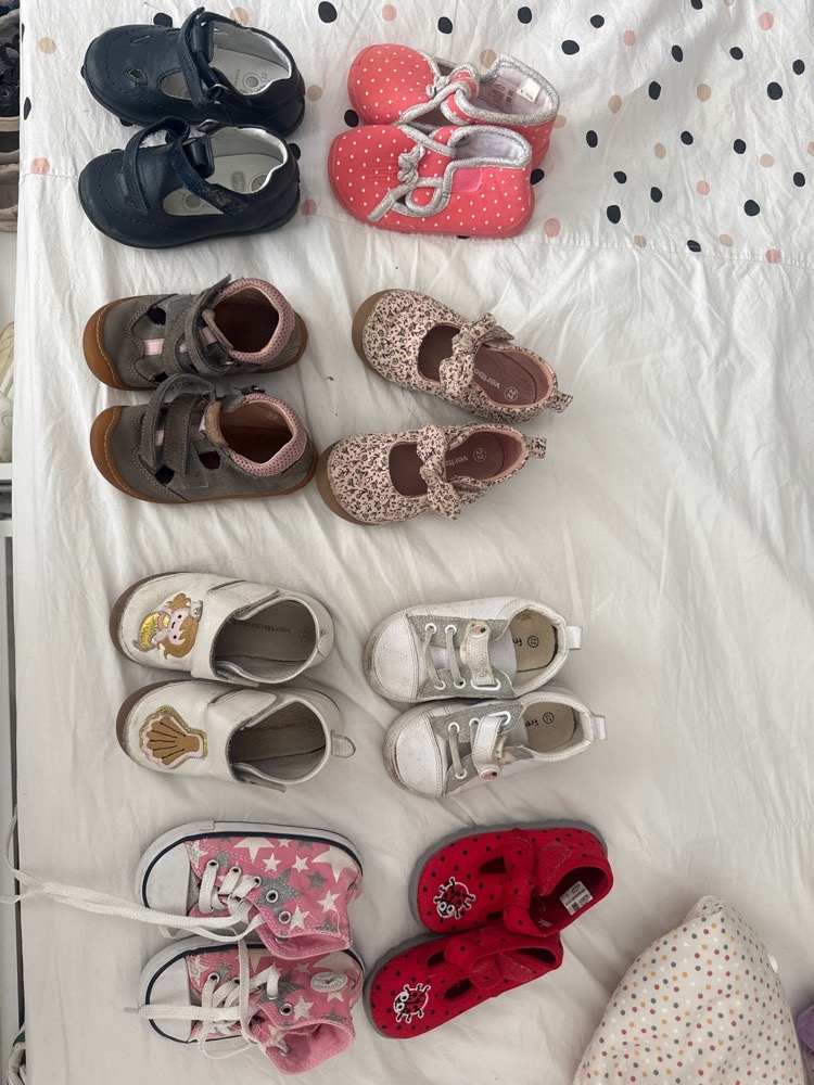Lot de 8 chaussures pour enfants, pointure 22