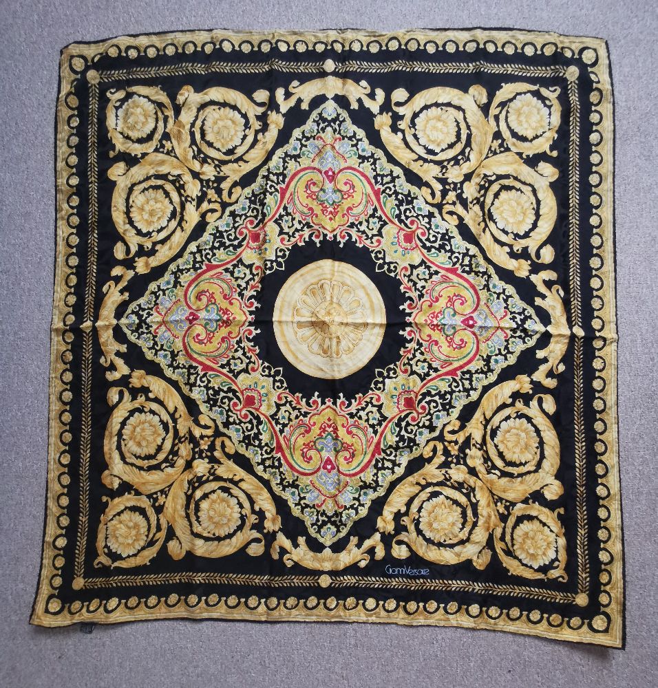 Foulard Gianni versace en soie 