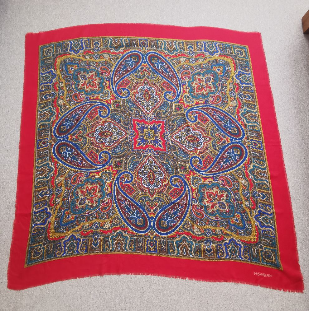 Étole Yves Saint Laurent 119/117