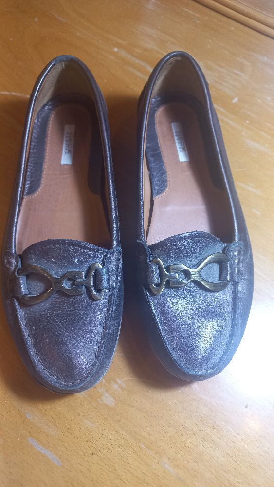 Mocassin Geox en cuir grainé marron avec un mors métallique.