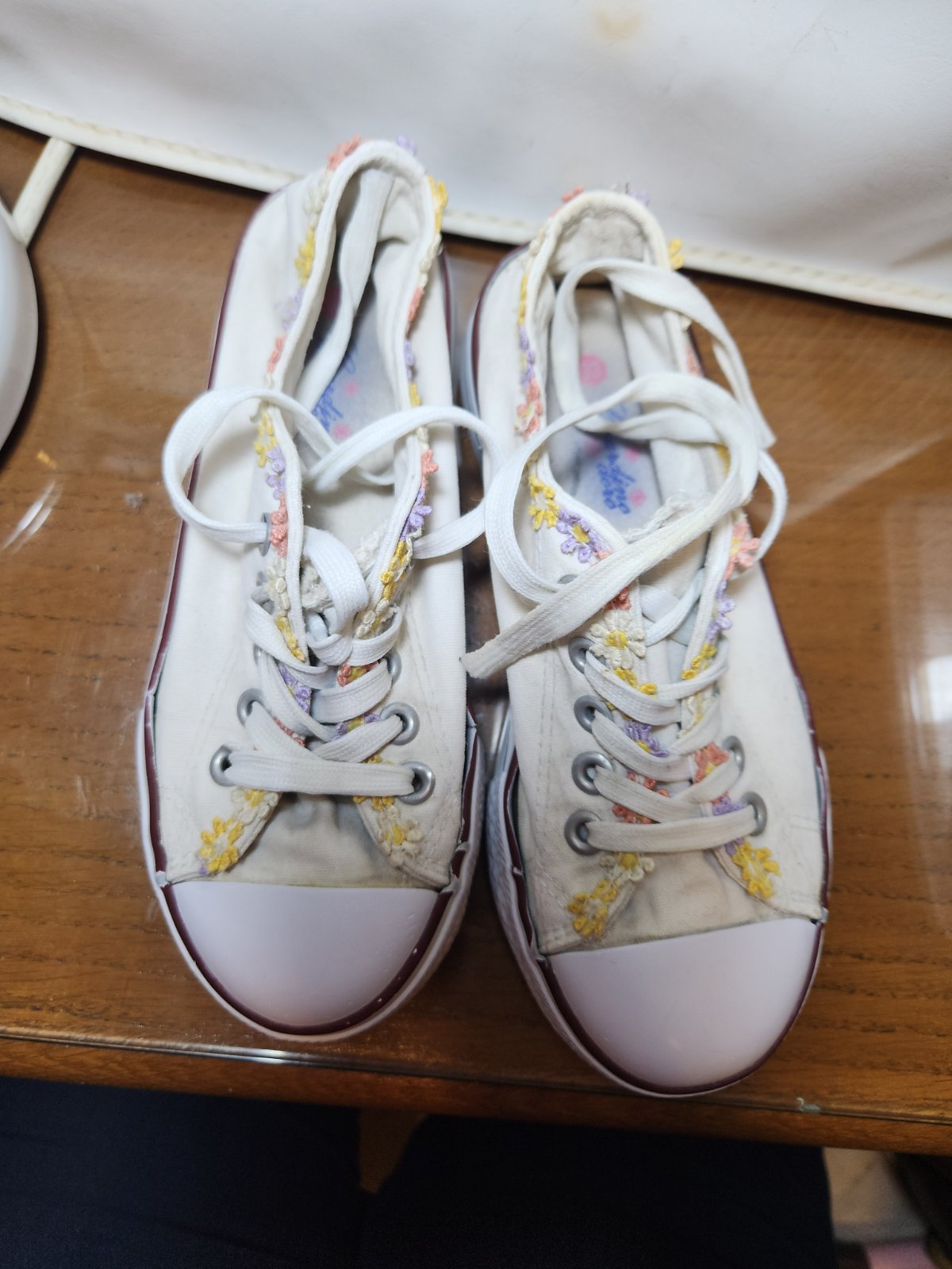 Chaussures en toile blanche avec des fleurs multicolores pointure 33