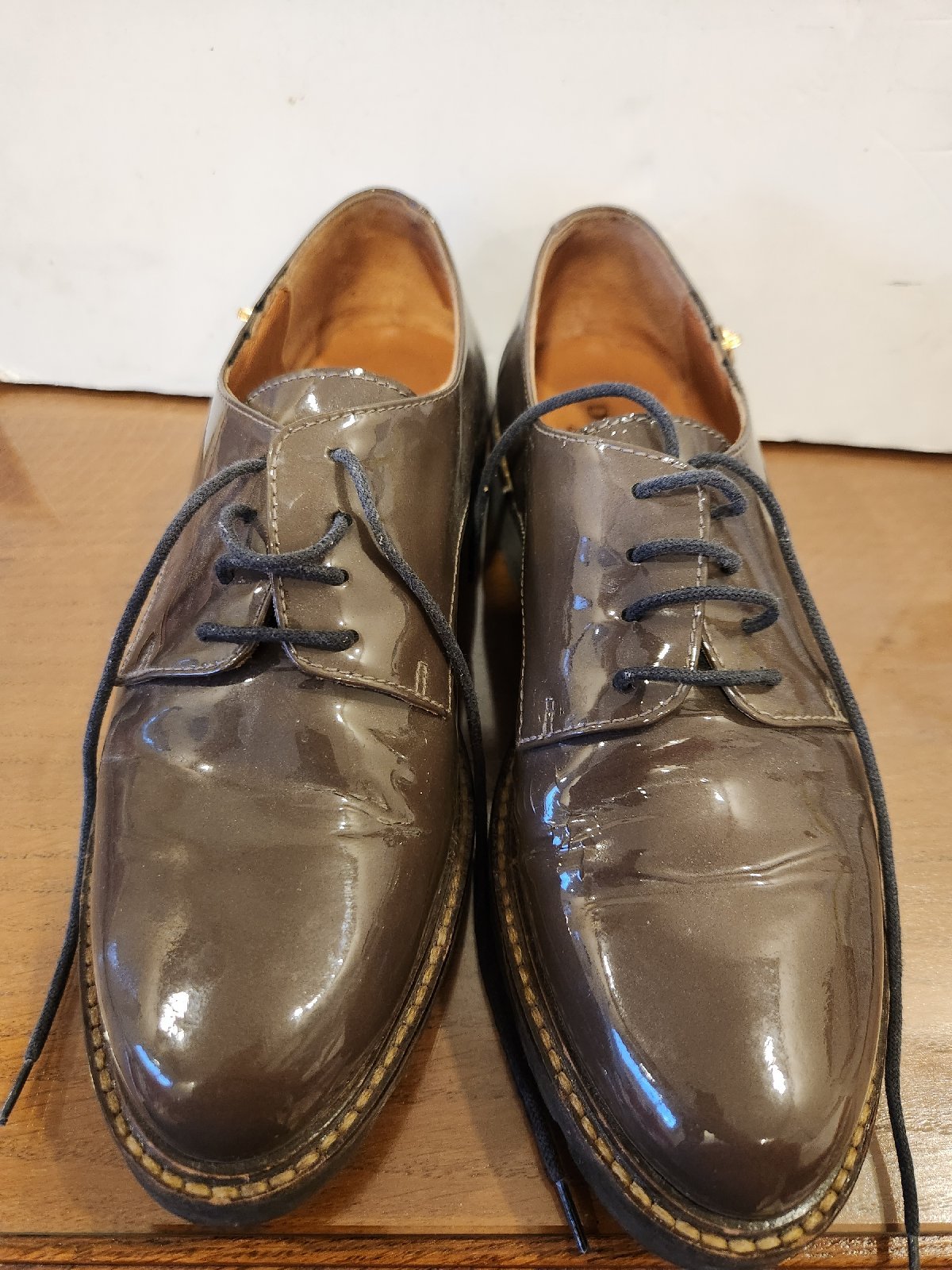 Une paire de donna soft en vernie marron 