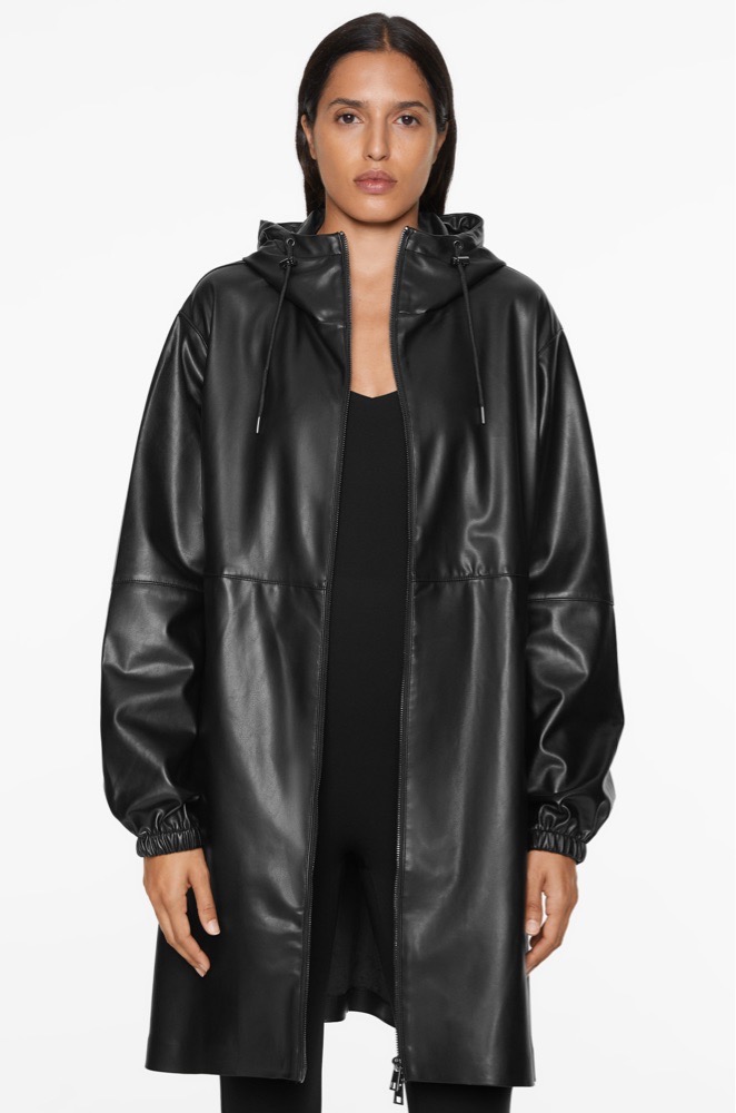 Trench longue en cuir de la marque Oysho avec capuche 
