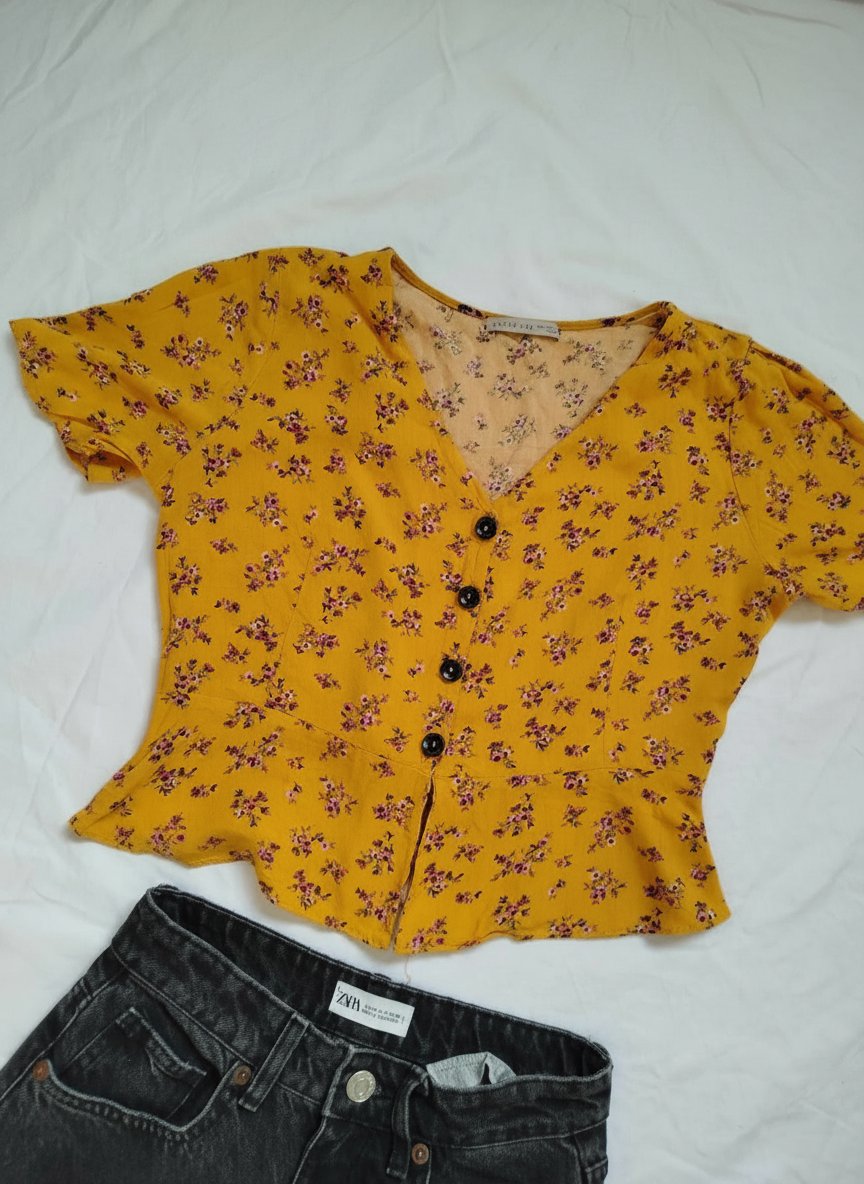 Petite chemise jaune fleurie s