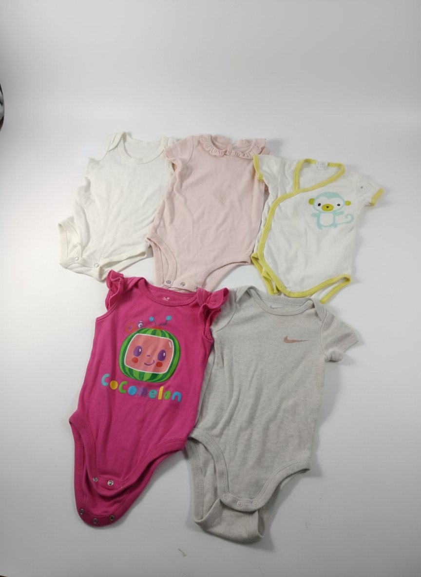 Lot 5 bodis bébé  9 mois