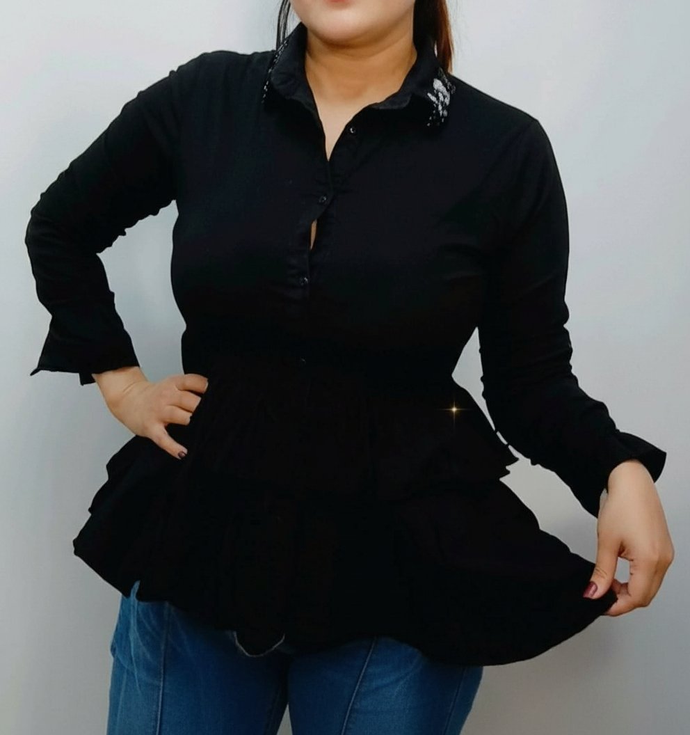 Chemise noire avec des perles 