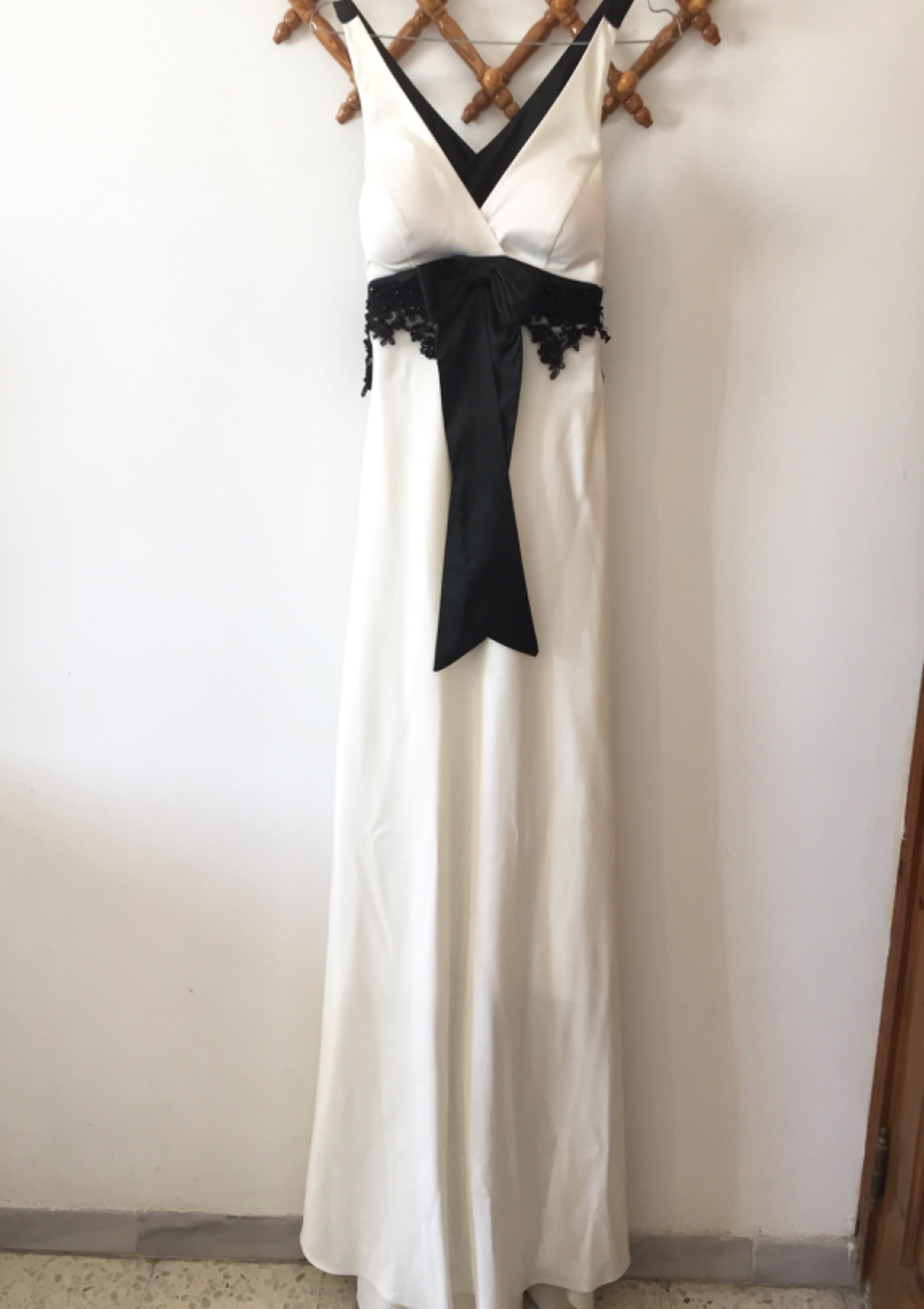 Robe de soirée longue avec traine, très élégante, couleur blanche et noire avec une touche de dentelle pour rajouter un côté très chic