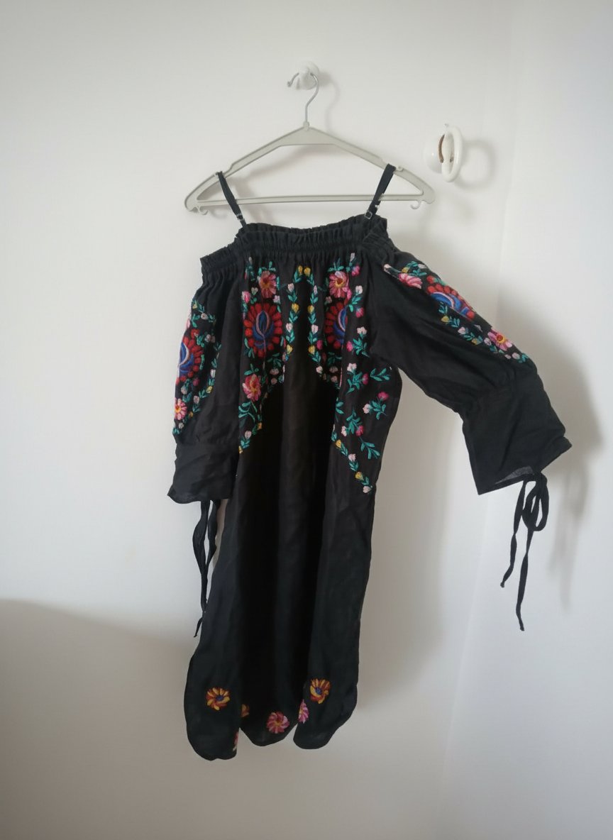 Robe longue bohème noire avec broderies florales colorées