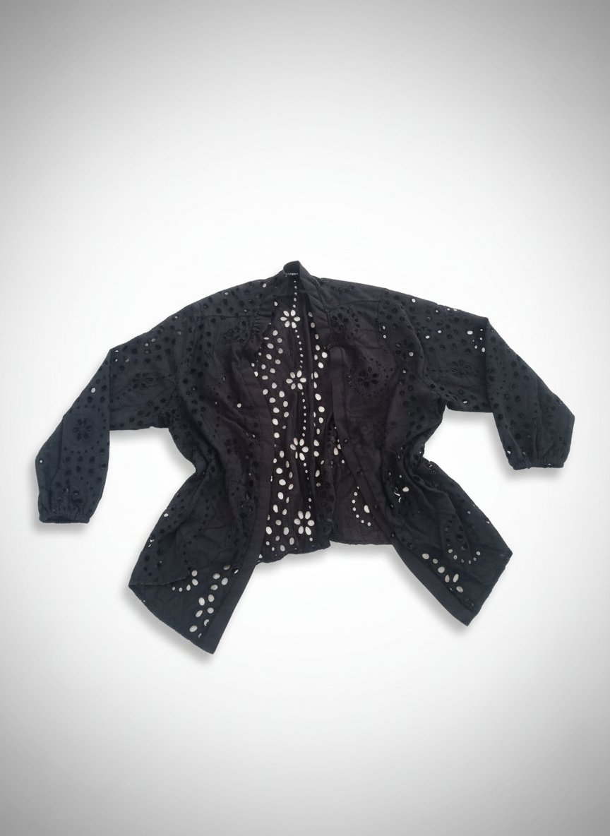 Chemise noire ajourée en broderie anglaise