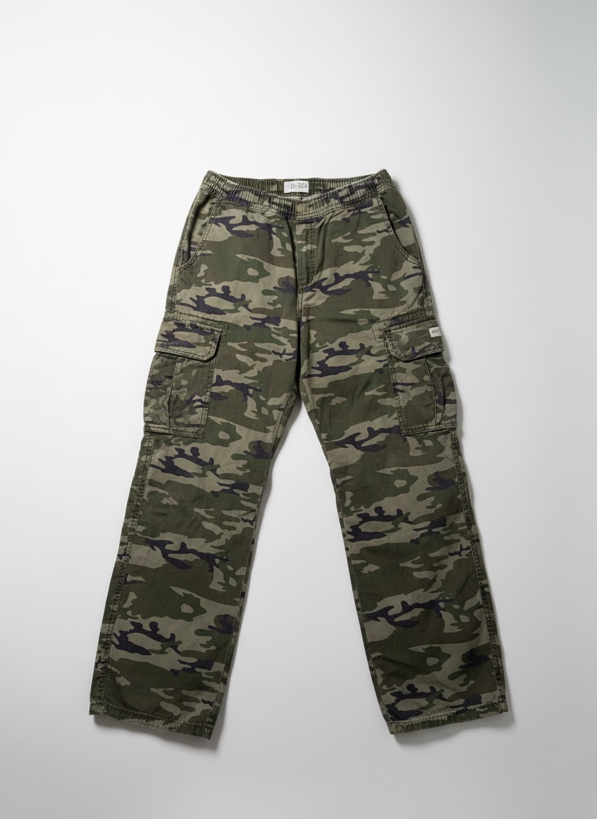 هذا البنطلون "الكارغو" (Cargo) بالنقشة العسكرية (Camouflage) قطعة كلاسيكية وعملية جداً. إليك مقترح لعنوان (Title) جذاب ومناسب، مقسم حسب المنصة الت