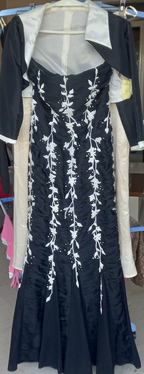 Robe noir brodée taille 36