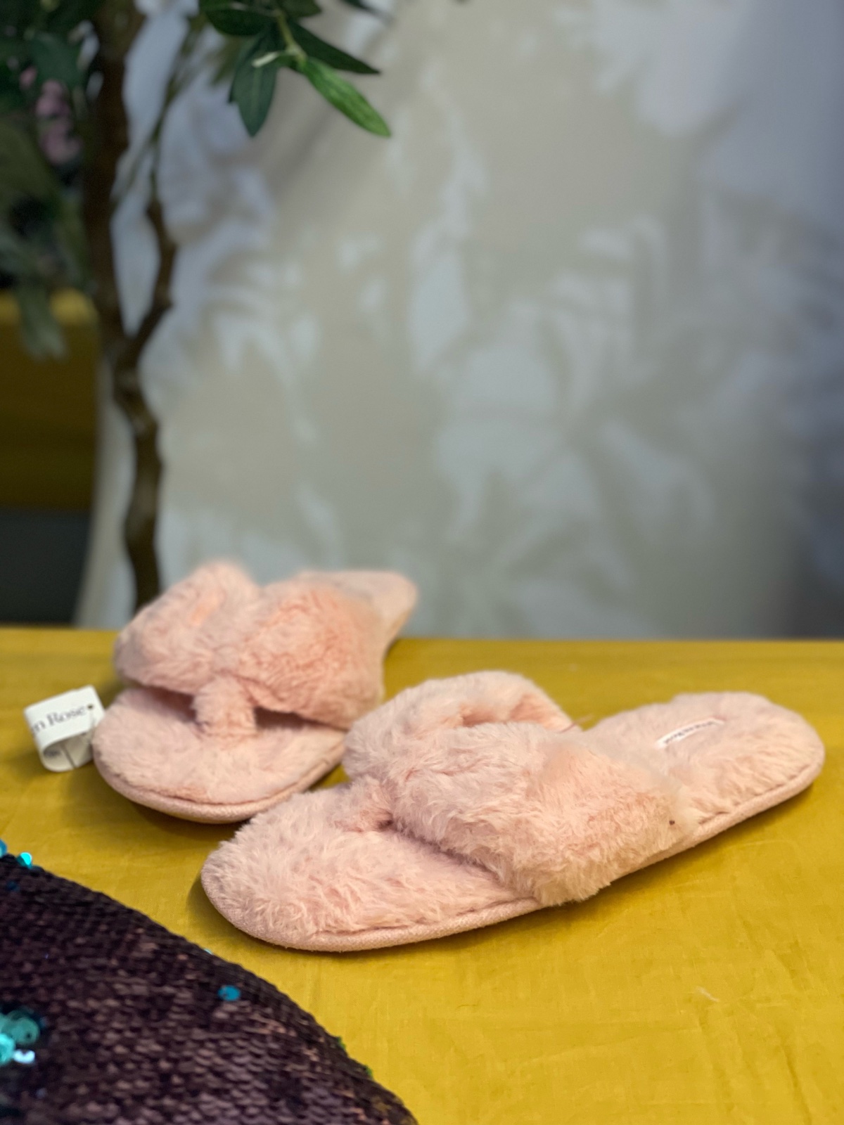Claquettes Maison La Vie en Rose – Tissu Fourrure – Neuf avec étiquette 🩷