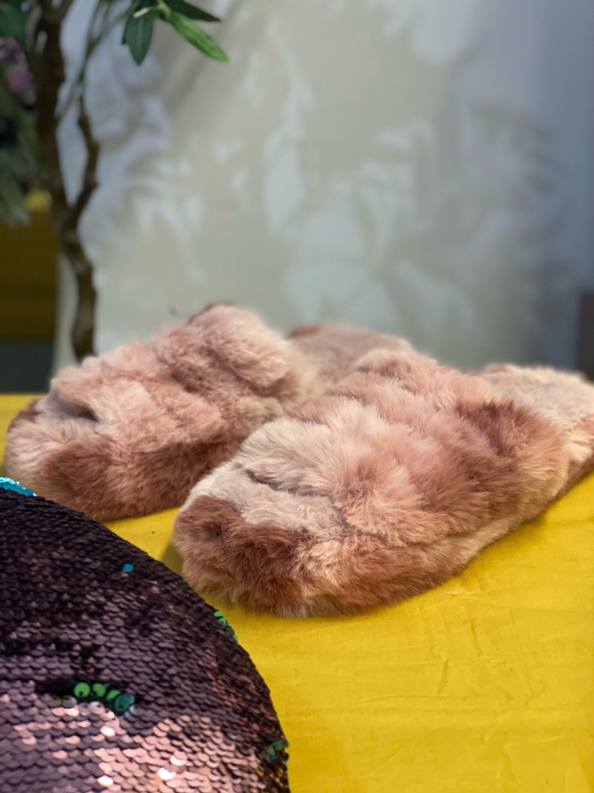 Claquettes Maison La Vie en Rose – Tissu Fourrure – Neuf avec étiquette 