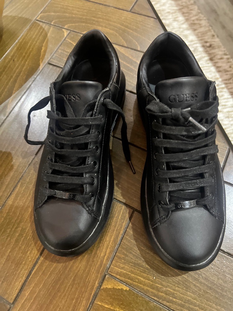 Des baskets guess