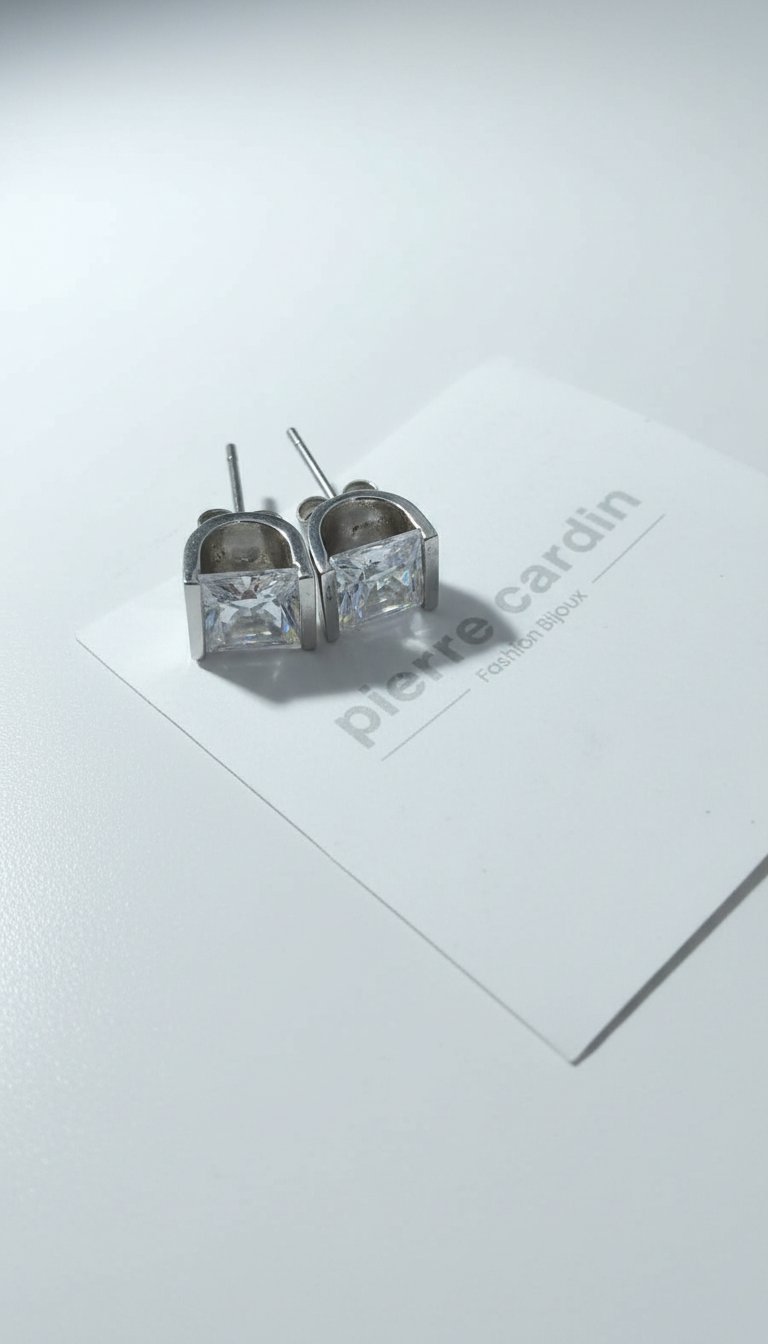 Boucles d'oreilles carrées ornées de diamants 