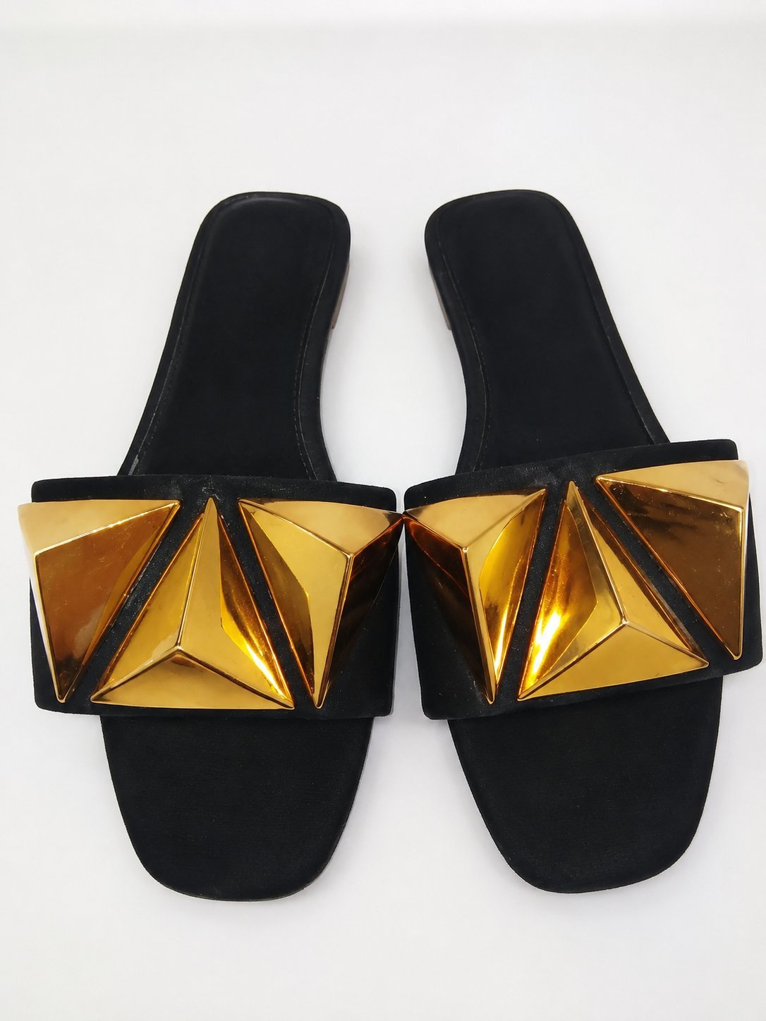 Claquette noires élégantes avec détails dorés ✨