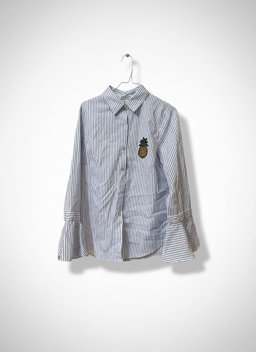 Chemise rayée blanche et bleue à motif ananas