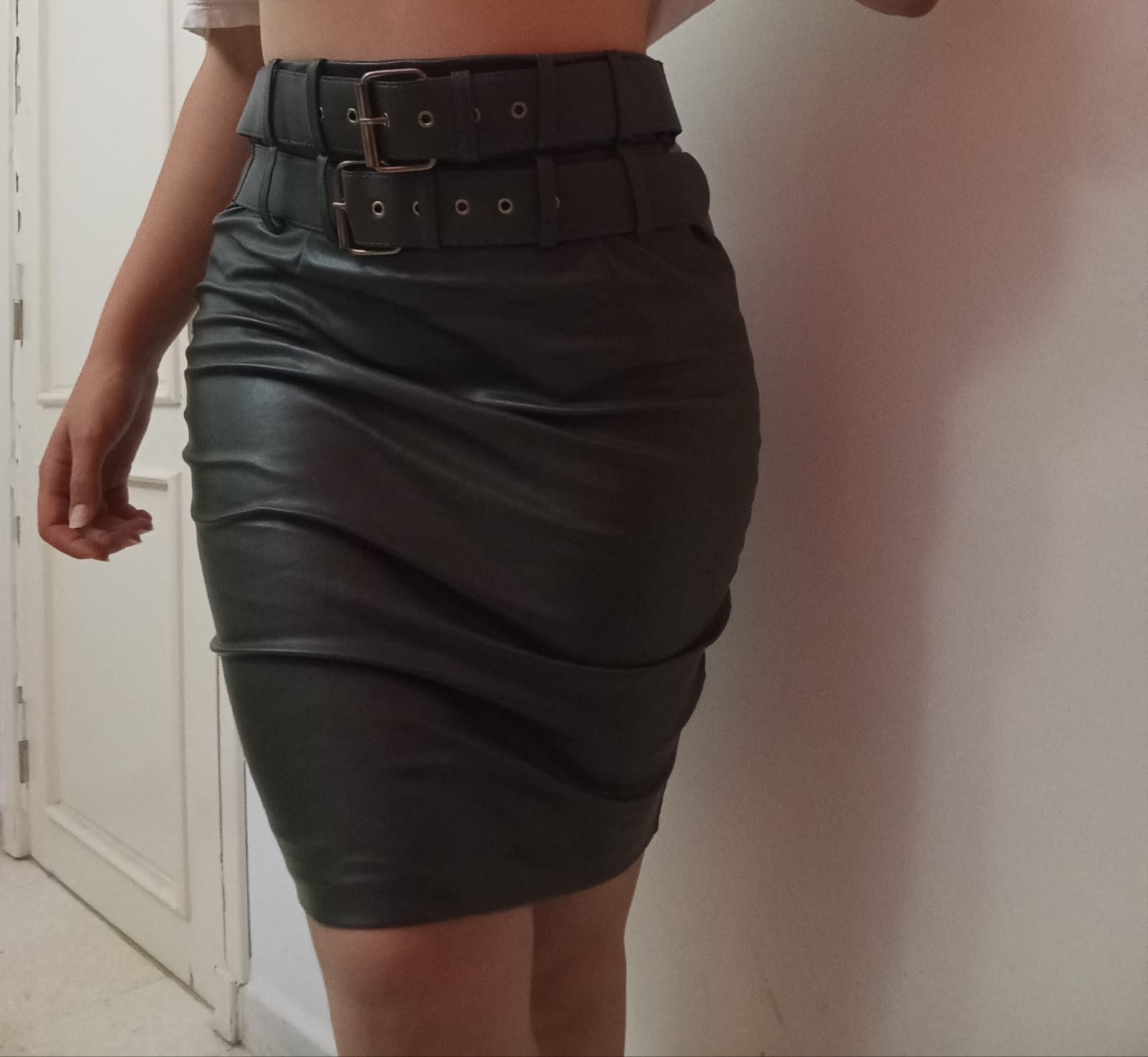 Jupe crayon en simili cuir avec double ceinture 