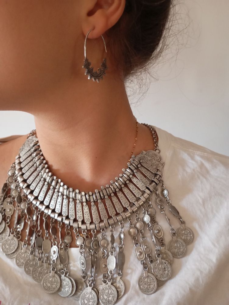 Un grand collier plastron de style ethnique ou tribal, de couleur argentée 🤍🤍🤯💥💥 🩶🩶
