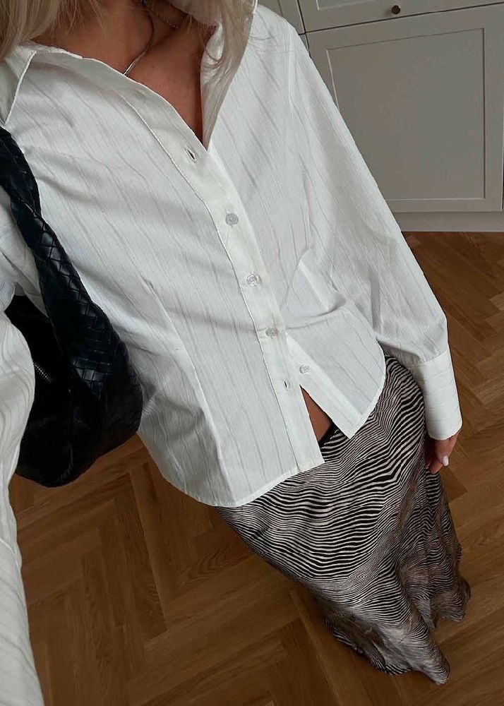 Une chemise blanche à fines rayures verticales🤍🤍💥🩶🩶