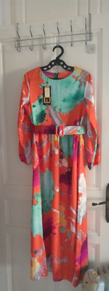 Belle robe multicolore satiné