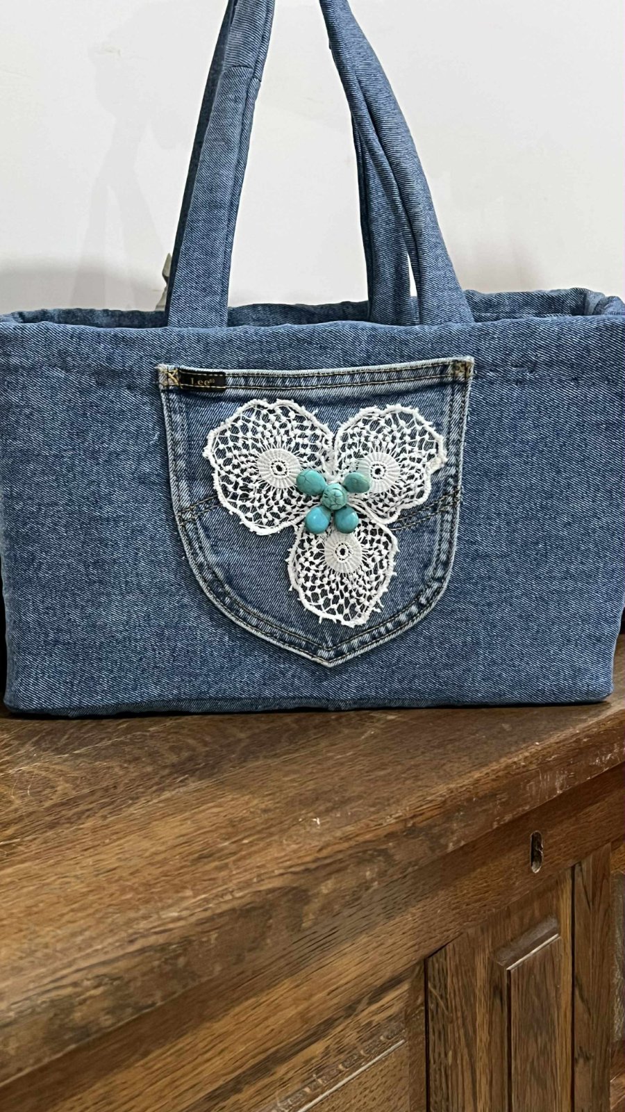 Couffin habillé en jean pièce unique faite avec beaucoup d'amour.  Sport chic. Pratique pour vos sorties pour les études et pour les professeurs 