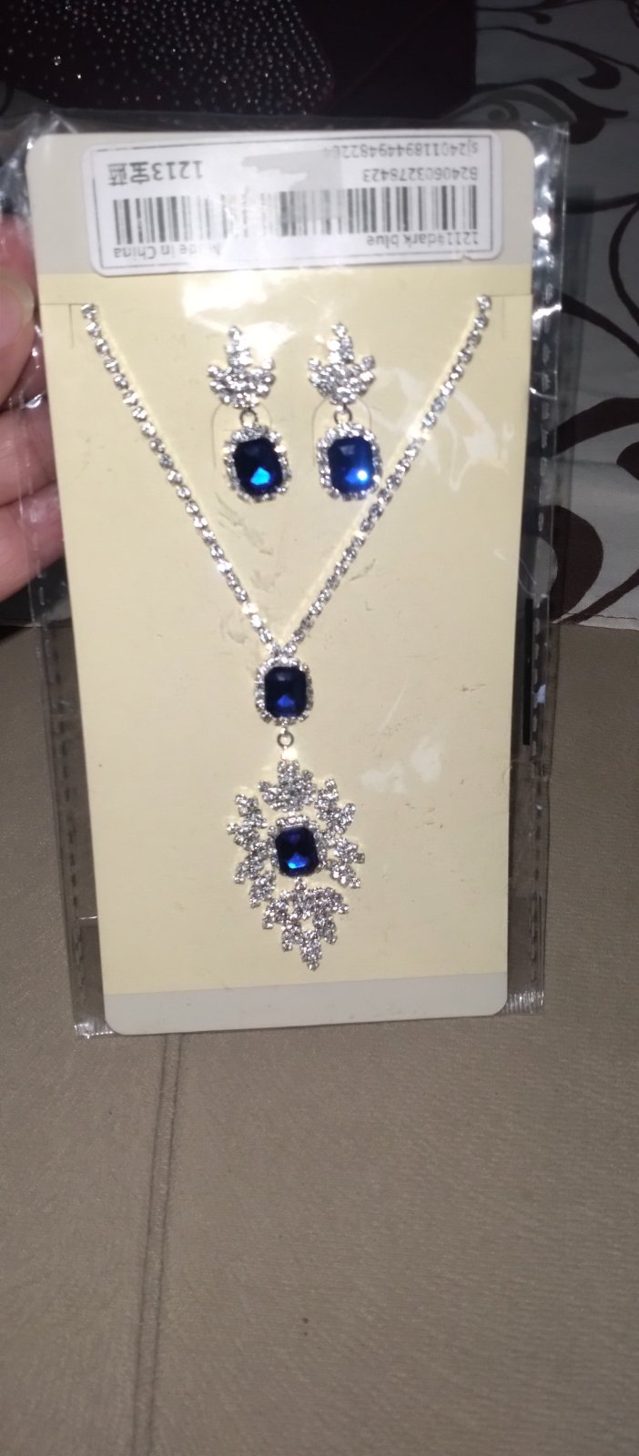 Collier avec boucles d'oreilles