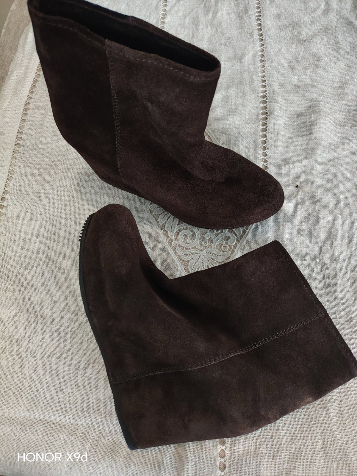 Des compensées en cuir daim marron de la marque car shoes 