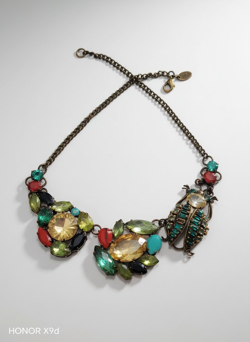 Un collier  multicolore avec coccinelle Mango