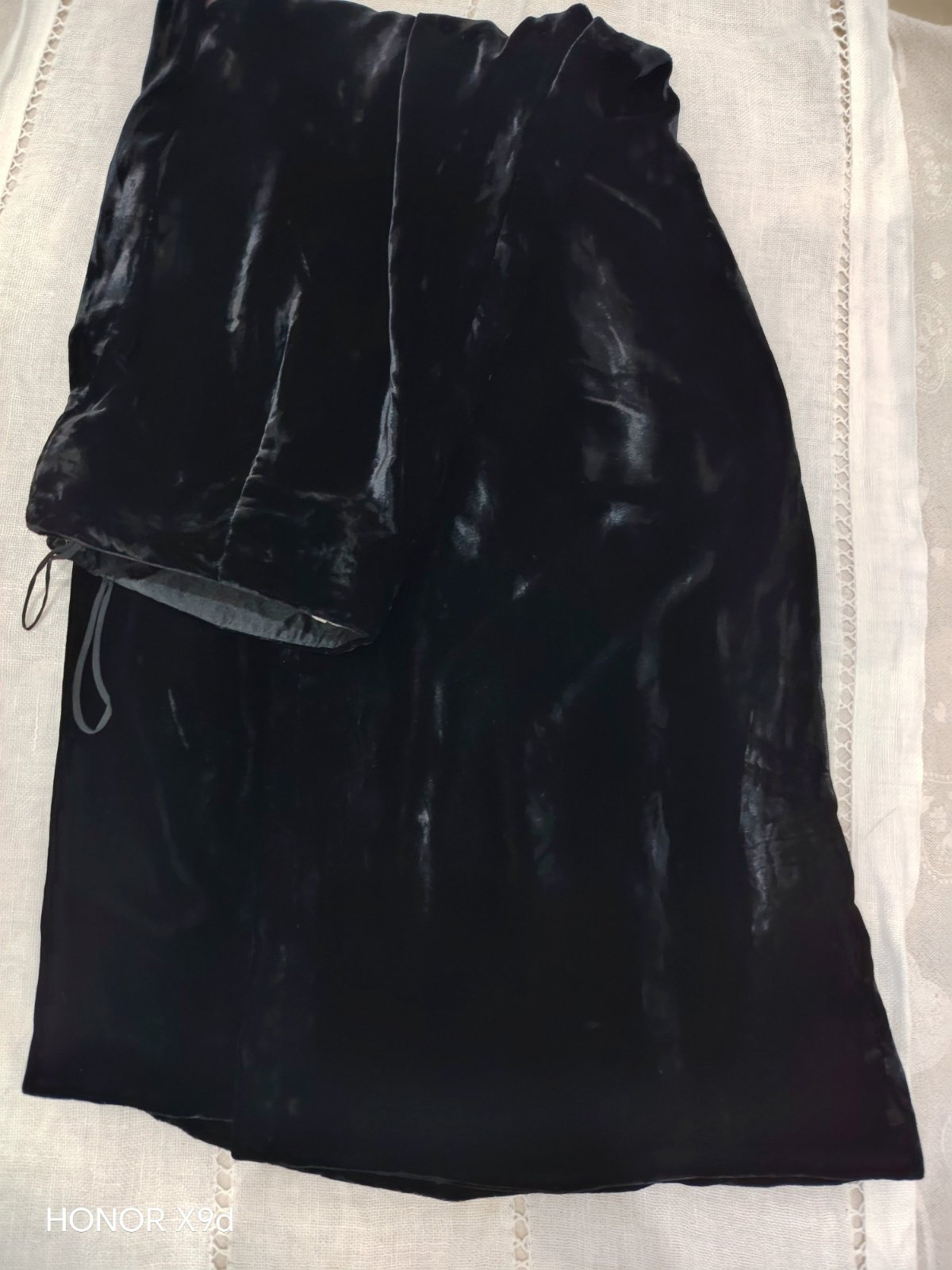 Un pantalon chic et classe en velours de soie de la marque Honor