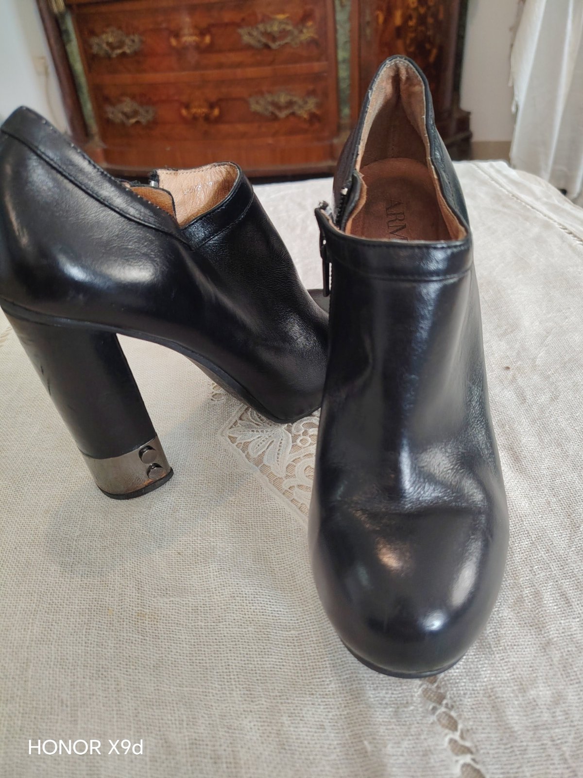 Des bottines talon Armani jeans, en cuir noir