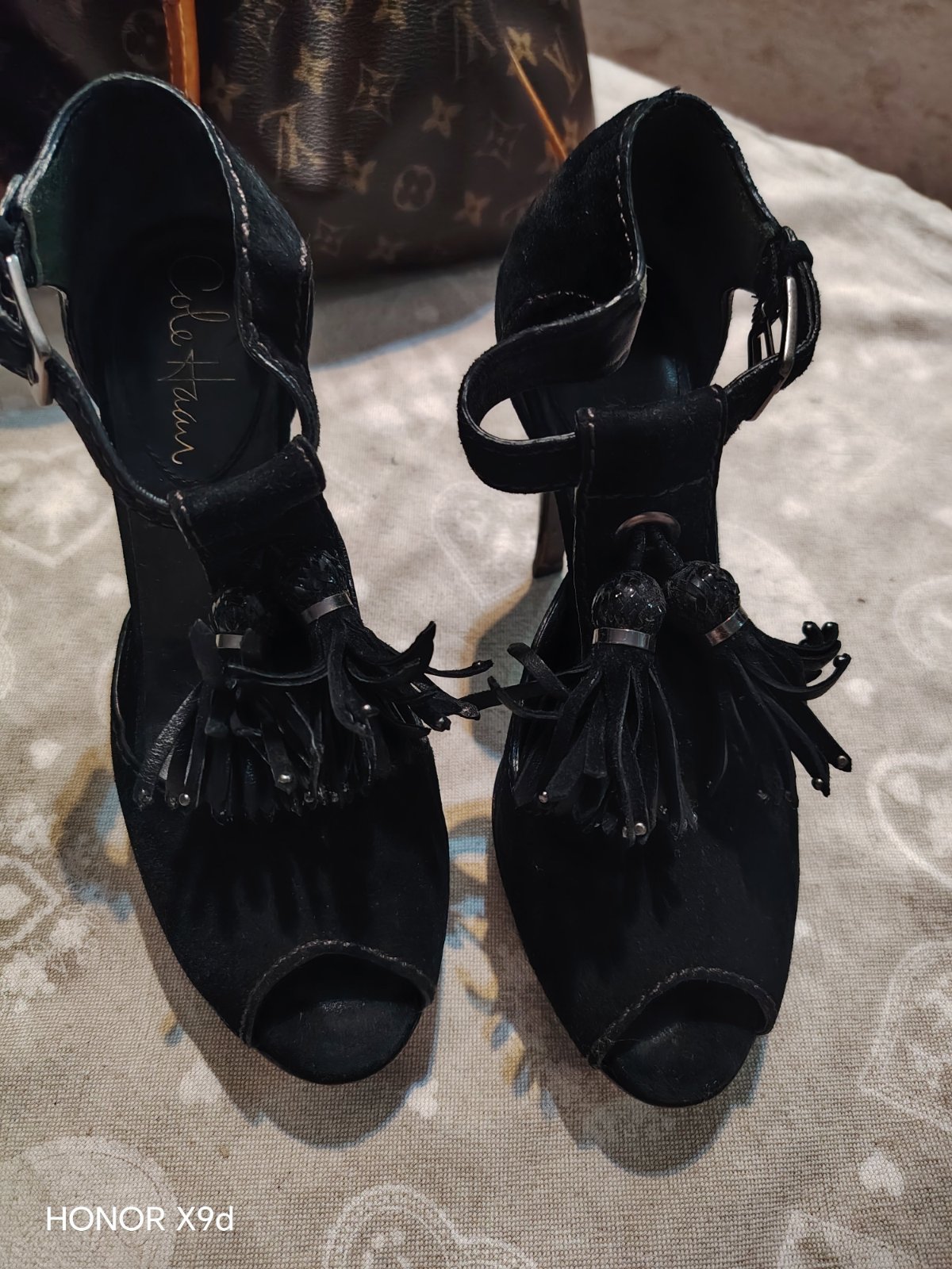 Cole hann talon noir avec des pompoms