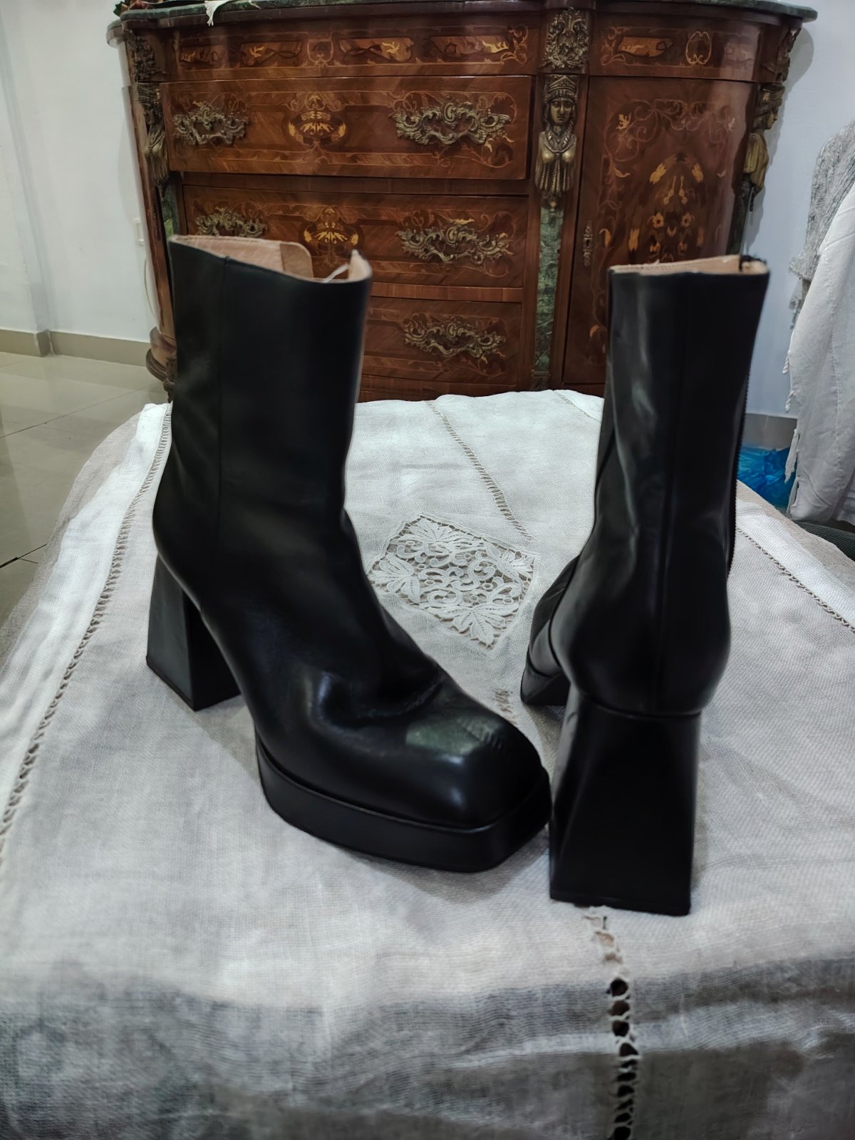 Des bottines de la maque italienne marka bruni en véritable cuir