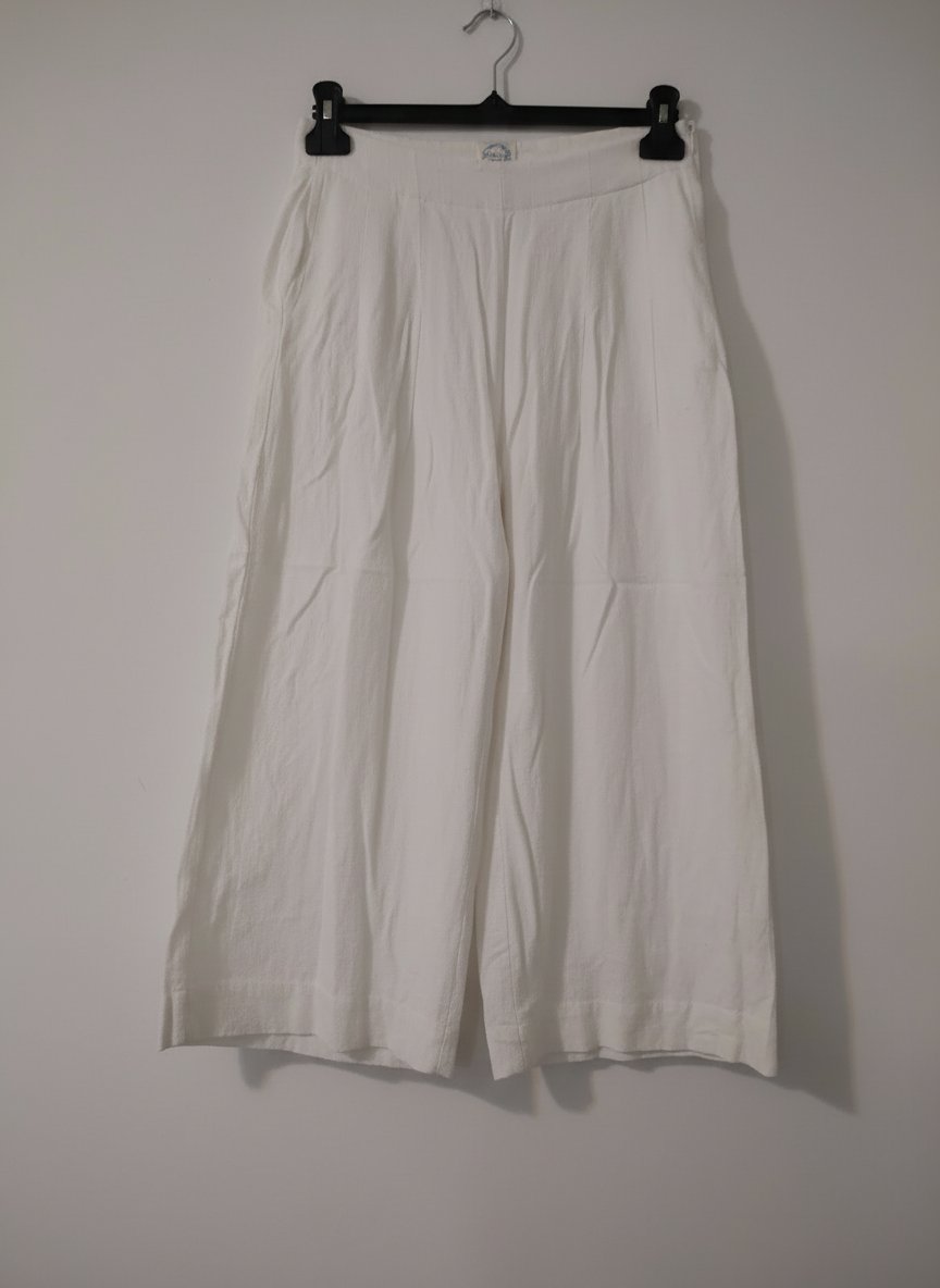 Une tres belle jupe short blan taille 36/38