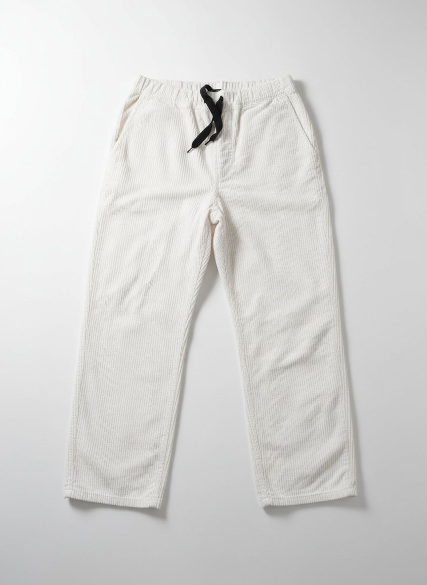 Un pantalon en velours blanc