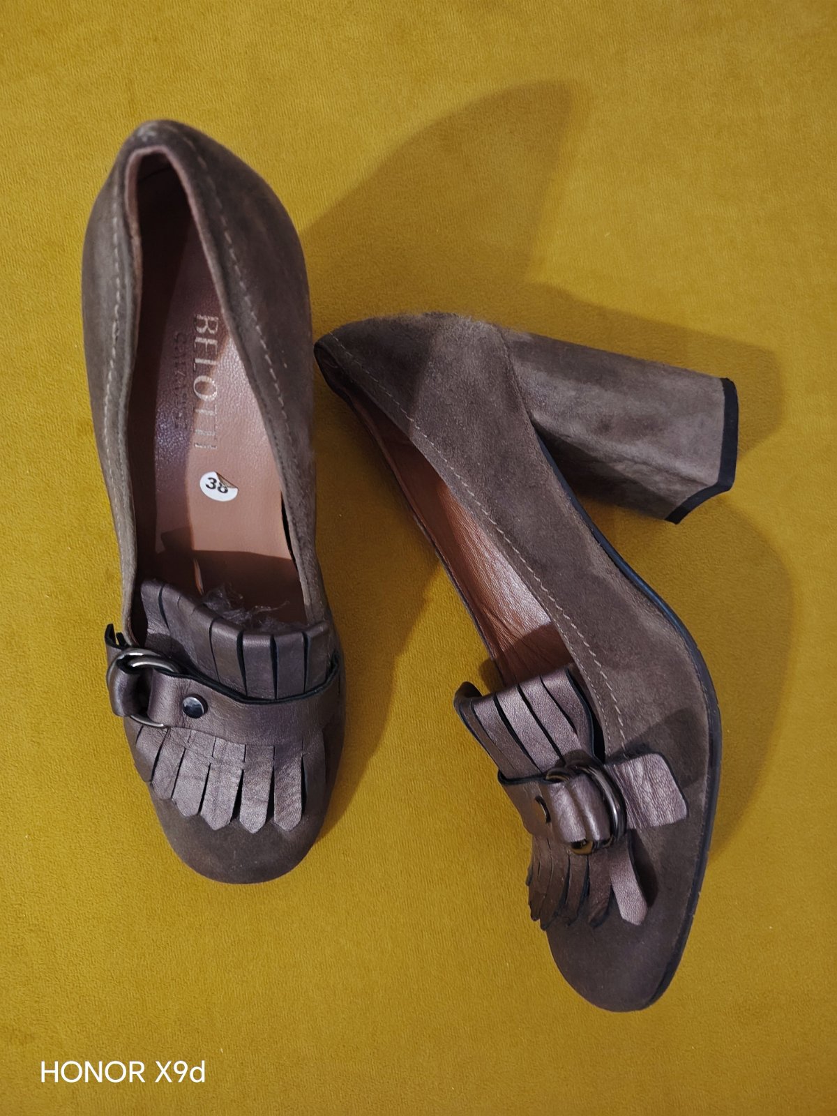 Des chaussures de la marque Belotti, en daim 