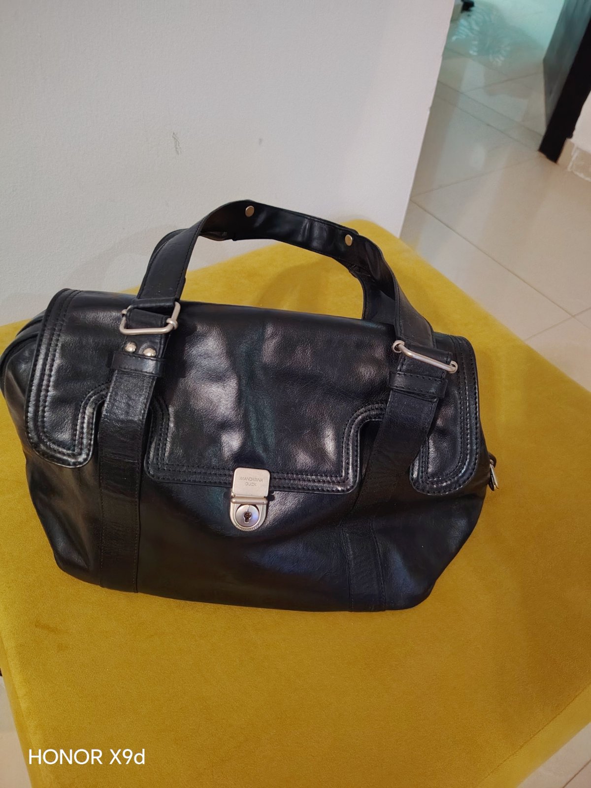 Sac a main de la marque MANDARINA DUCK, en veritable cuir