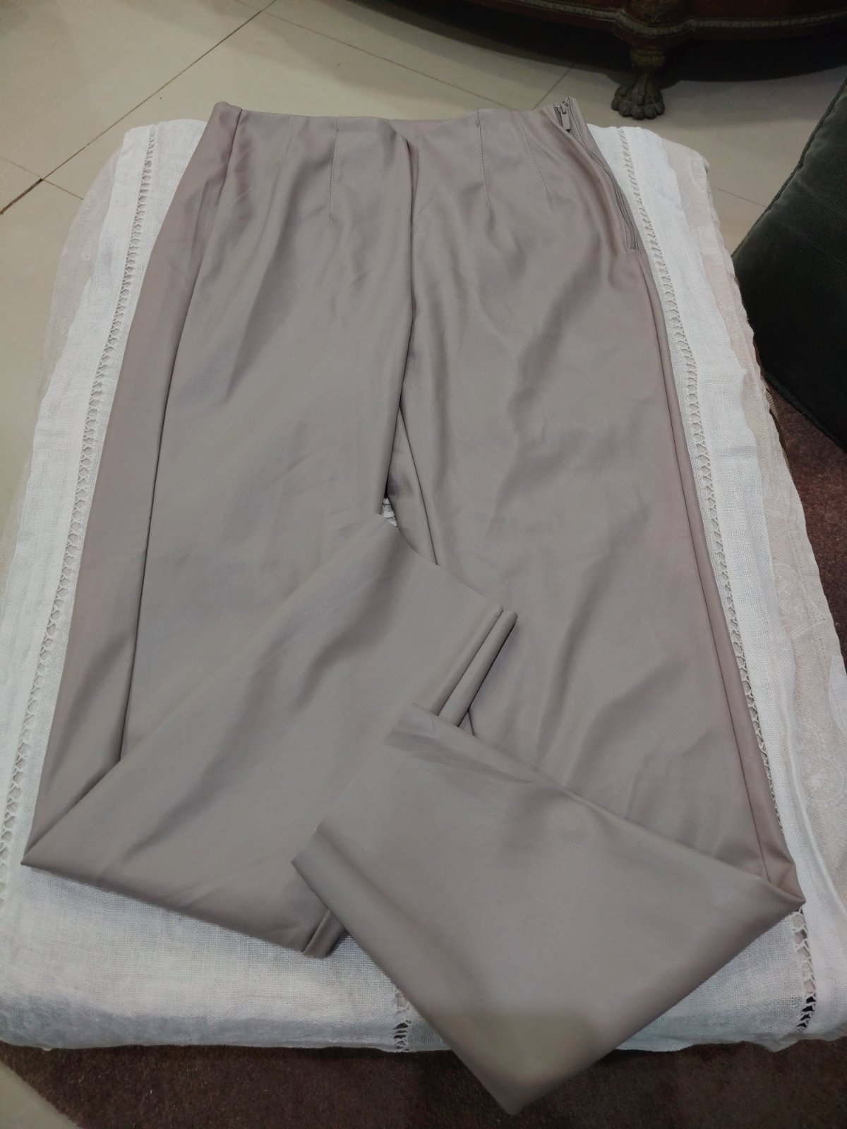 Un pantalon slim en semili cuir de la marque pageone couleur grege