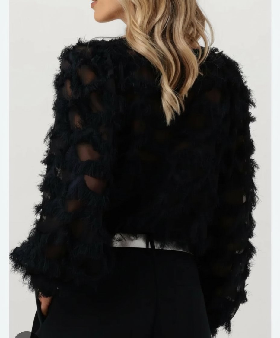Une blouse à pois en mousseline noir