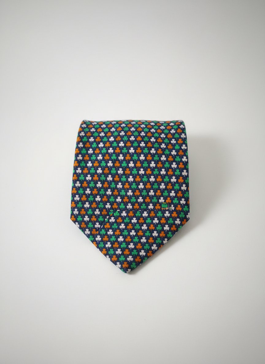 Une cravate de la marque vineyard vines